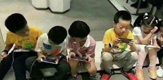 怎么控制小孩子玩手机(如何用手机控制小孩玩手机)