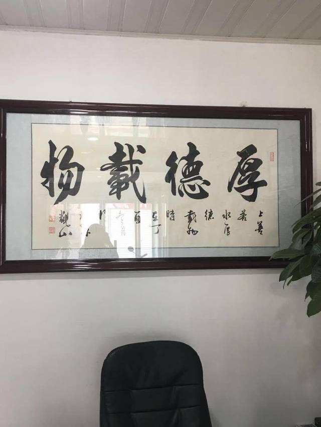 客厅一般挂什么字比较好(客厅里挂什么字最合适最好)