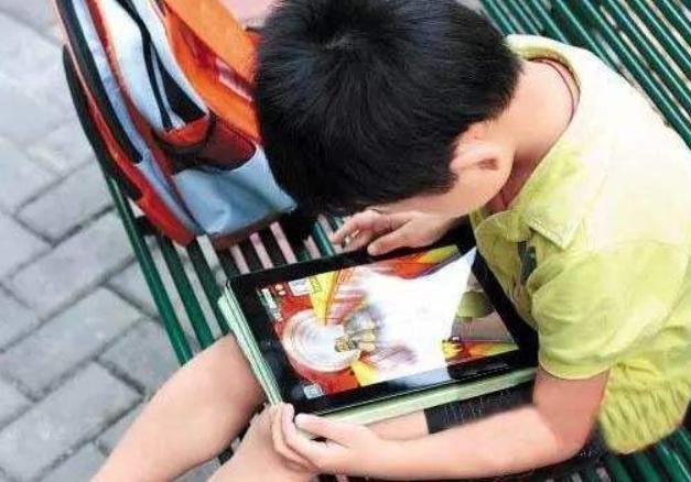 怎么控制小孩子玩手机(怎么能控制孩子玩手机呢)