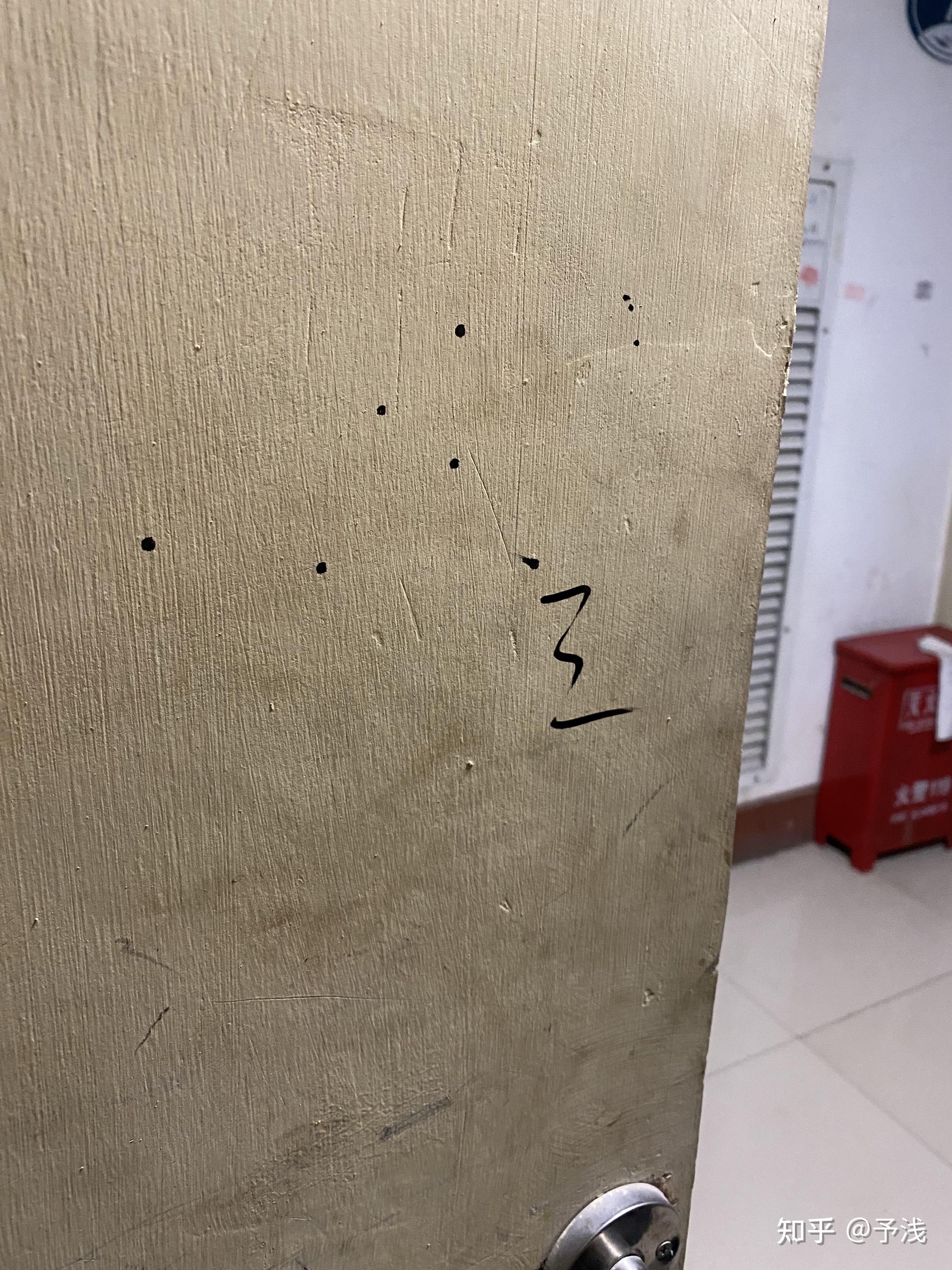家里门上被做了标记(在门上做标记有没有人开门)