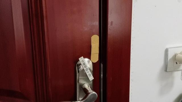家里门上被做了标记(在门上做标记有没有人开门)