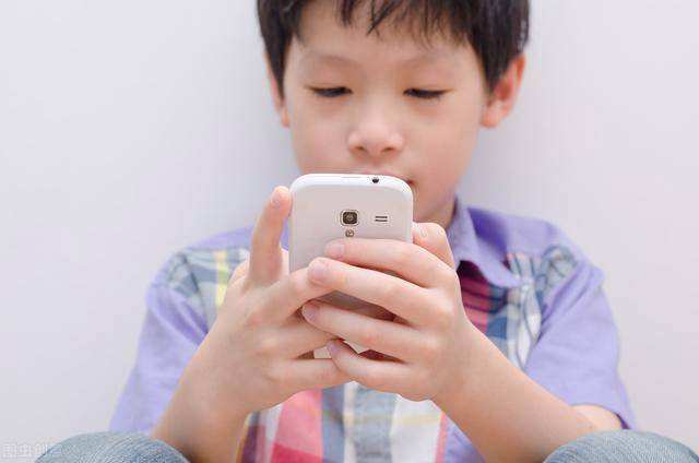 怎么能控制孩子玩手机(怎么才能控制小孩玩手机)