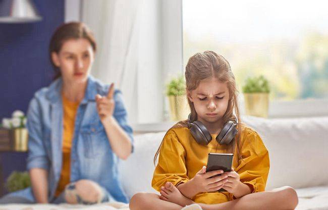 如何控制孩孑玩手机(控制孩子玩手机的方法)