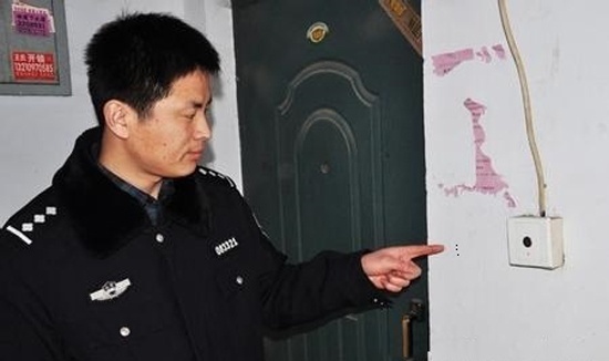 家里门上被做了标记(门上被贴小磁铁咋回事)