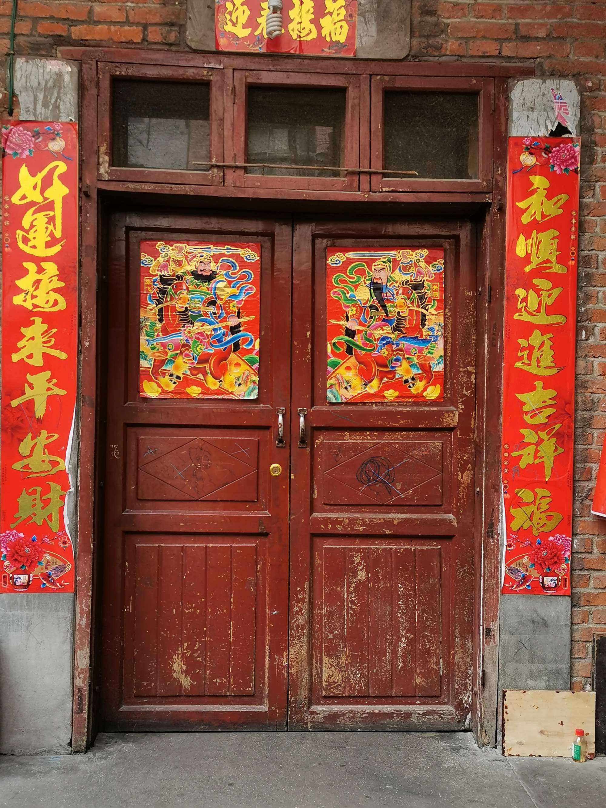 写在门上的字用什么去清(门上的广告贴纸胶怎么清除干净)