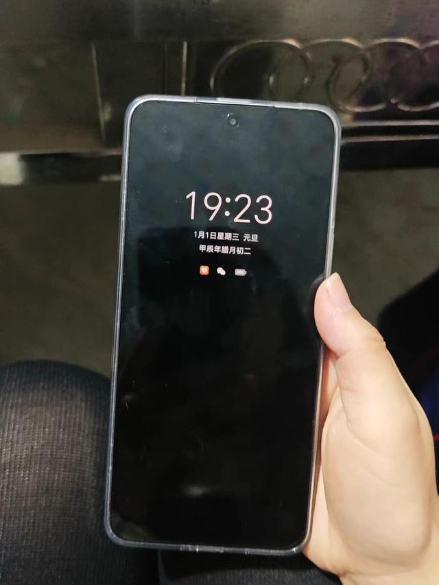 荣耀手机变黑白屏(荣耀手机突然黑白)